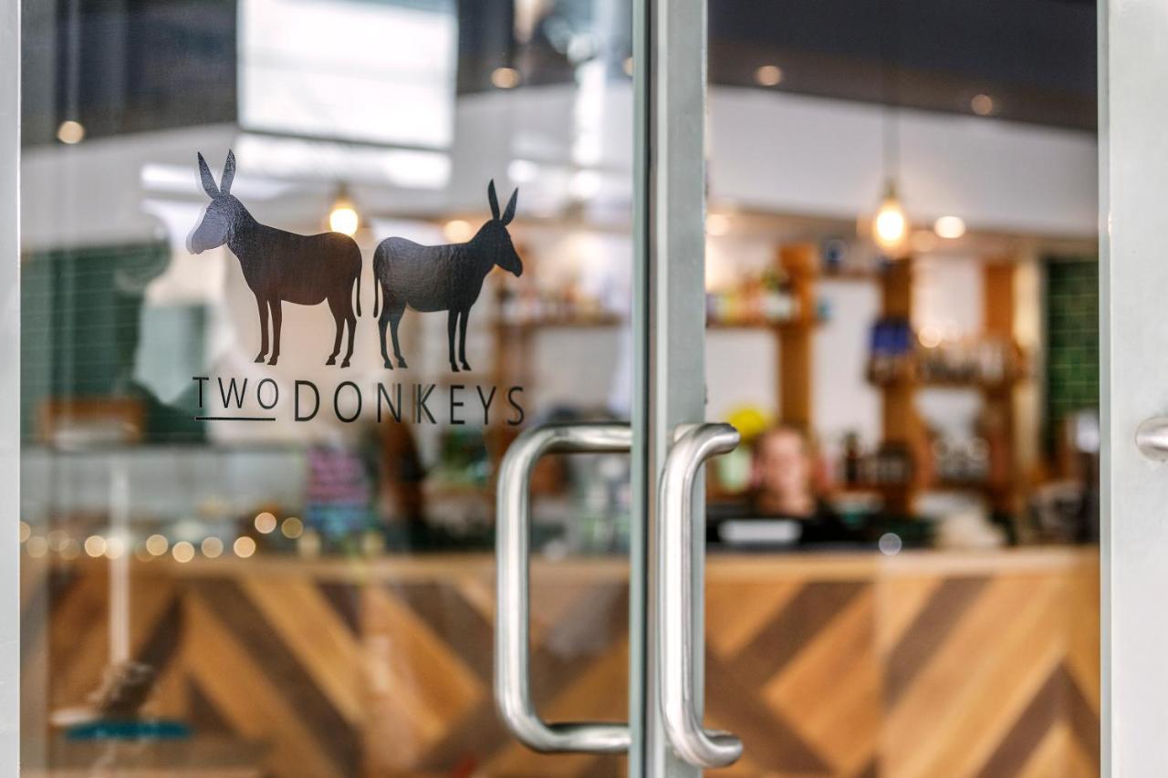 Amora Hotel בריסביין מראה חיצוני תמונה Two Donkeys