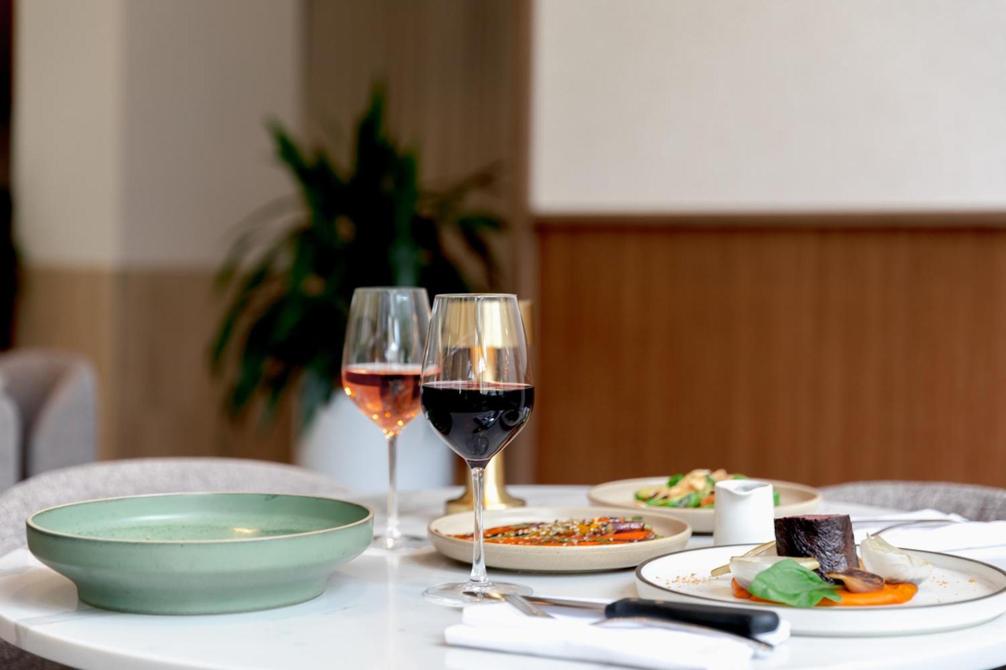 Amora Hotel בריסביין מראה חיצוני תמונה Dishes at the restaurant