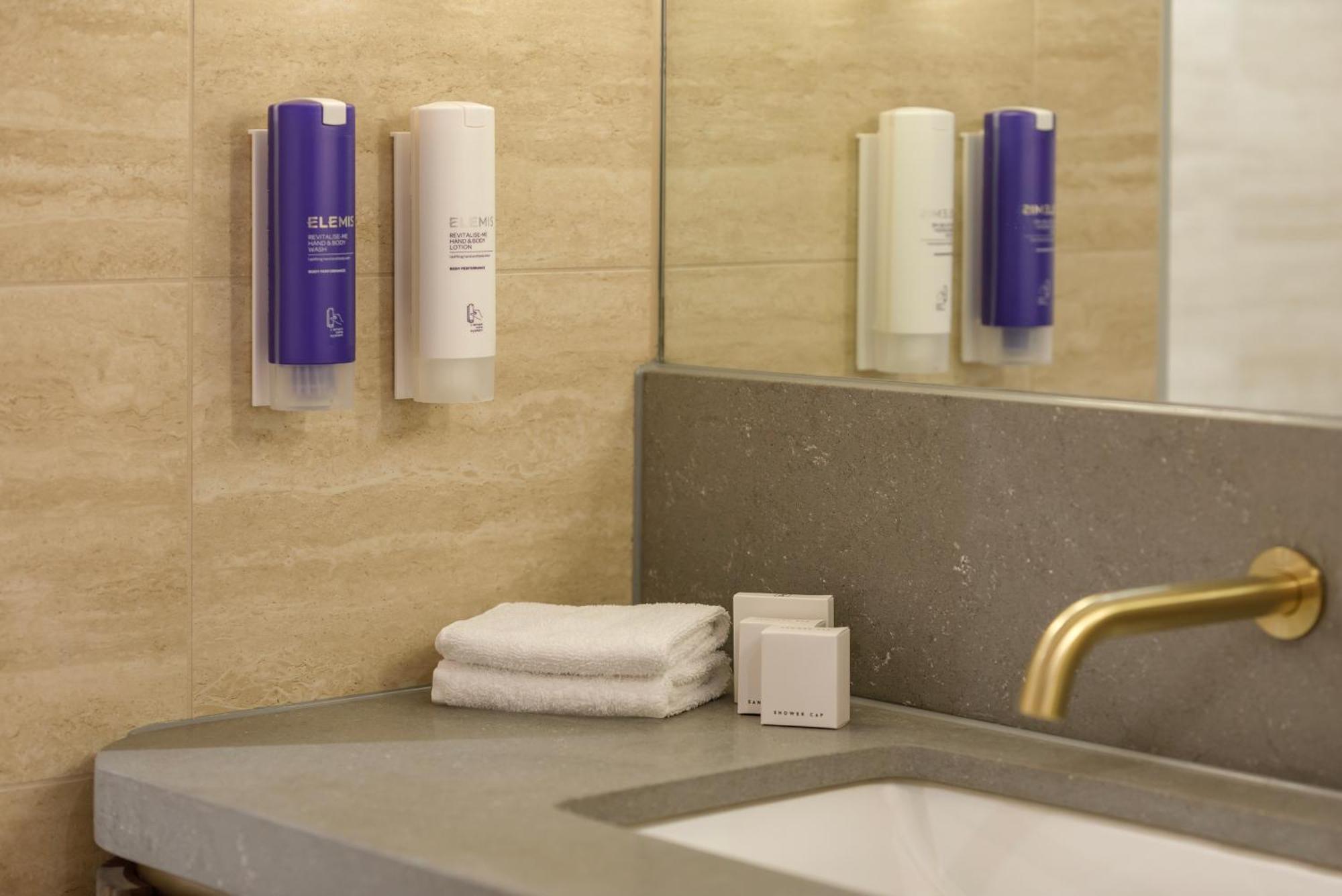 Amora Hotel בריסביין מראה חיצוני תמונה A bathroom with the L:A Bruket products
