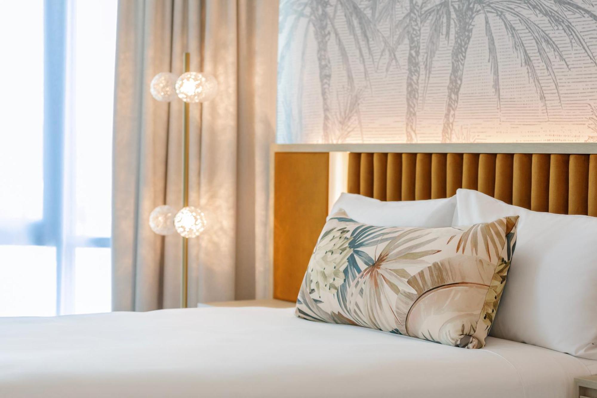 Amora Hotel בריסביין מראה חיצוני תמונה A pillow