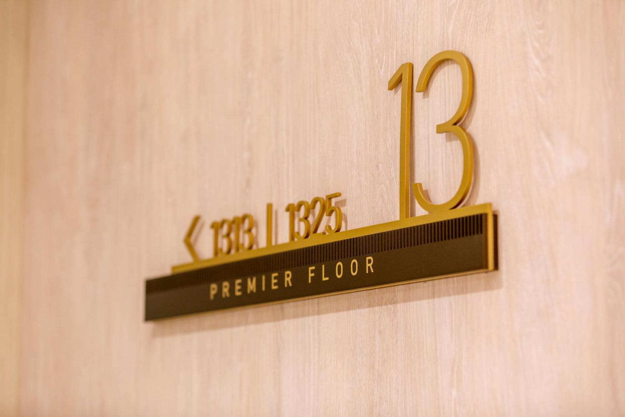 Amora Hotel בריסביין מראה חיצוני תמונה Floor sign of the 13th floor of the hotel