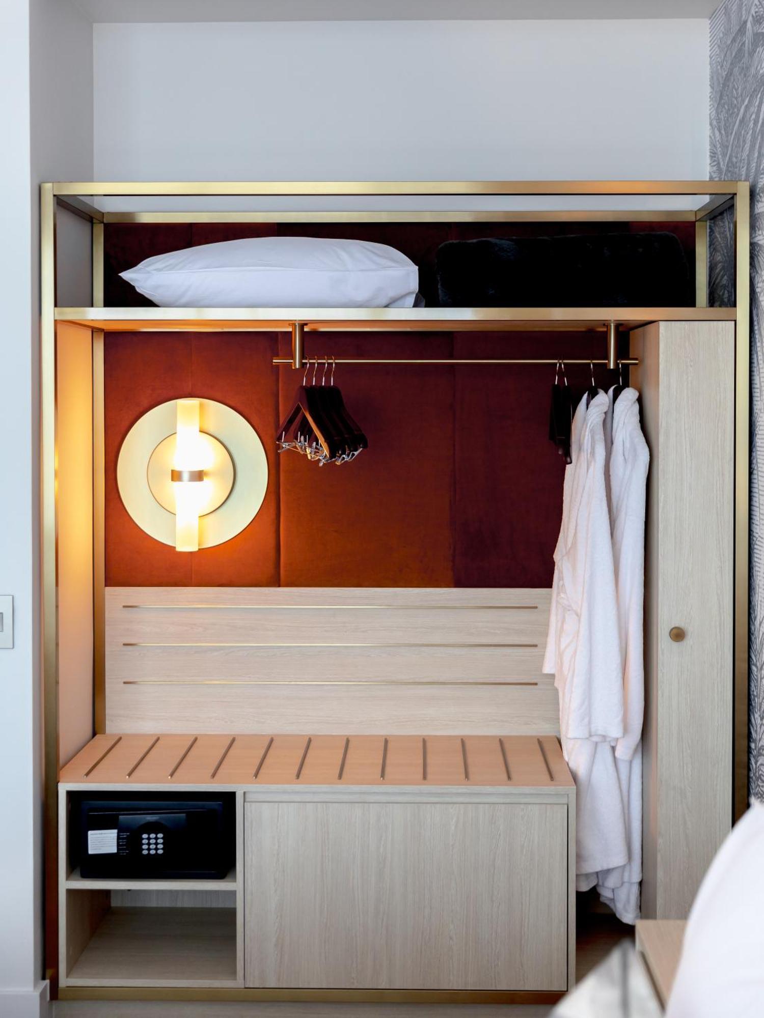 Amora Hotel בריסביין מראה חיצוני תמונה A wall-mounted clothes rack