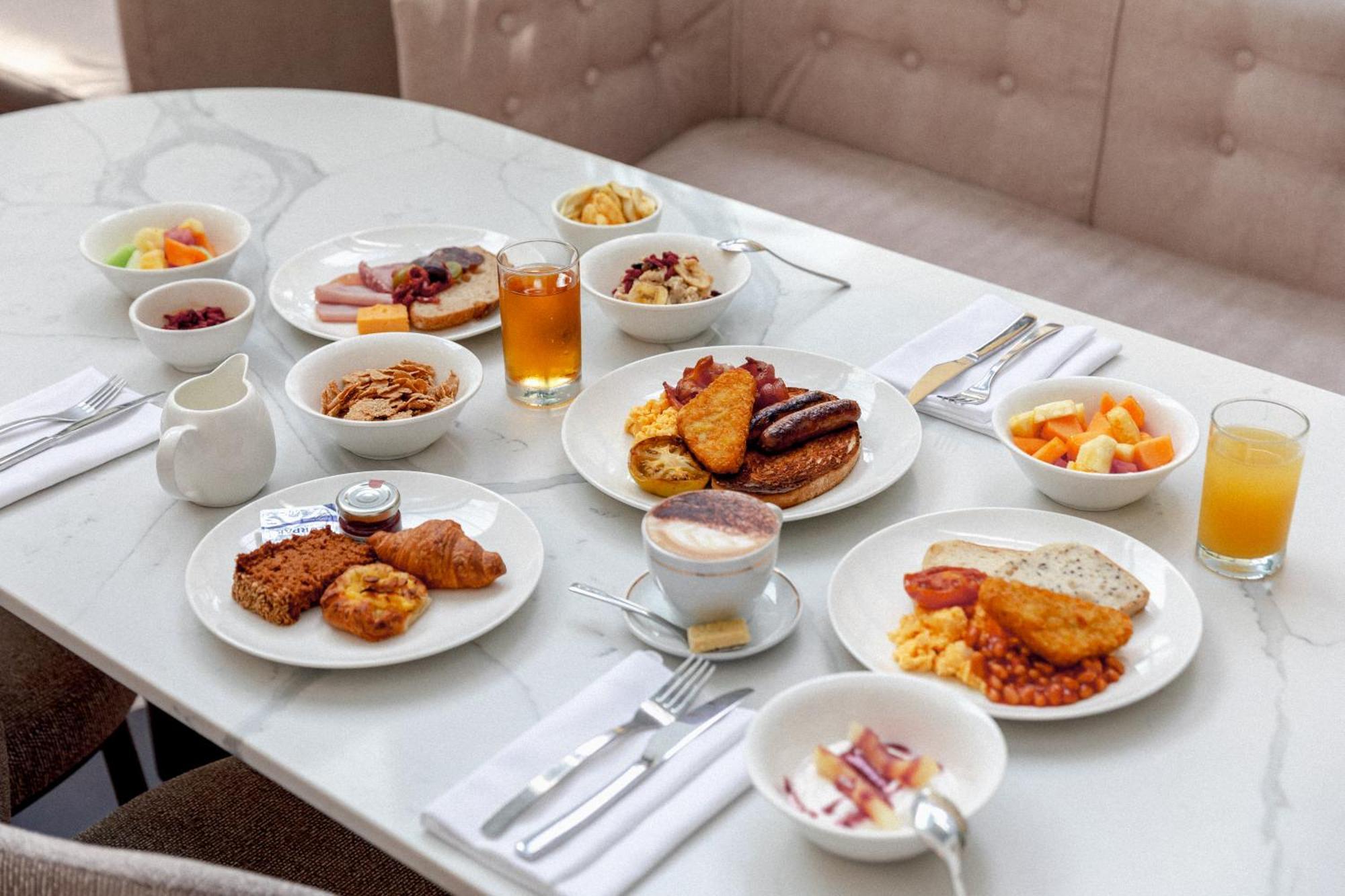 Amora Hotel בריסביין מראה חיצוני תמונה A breakfast buffet at a hotel