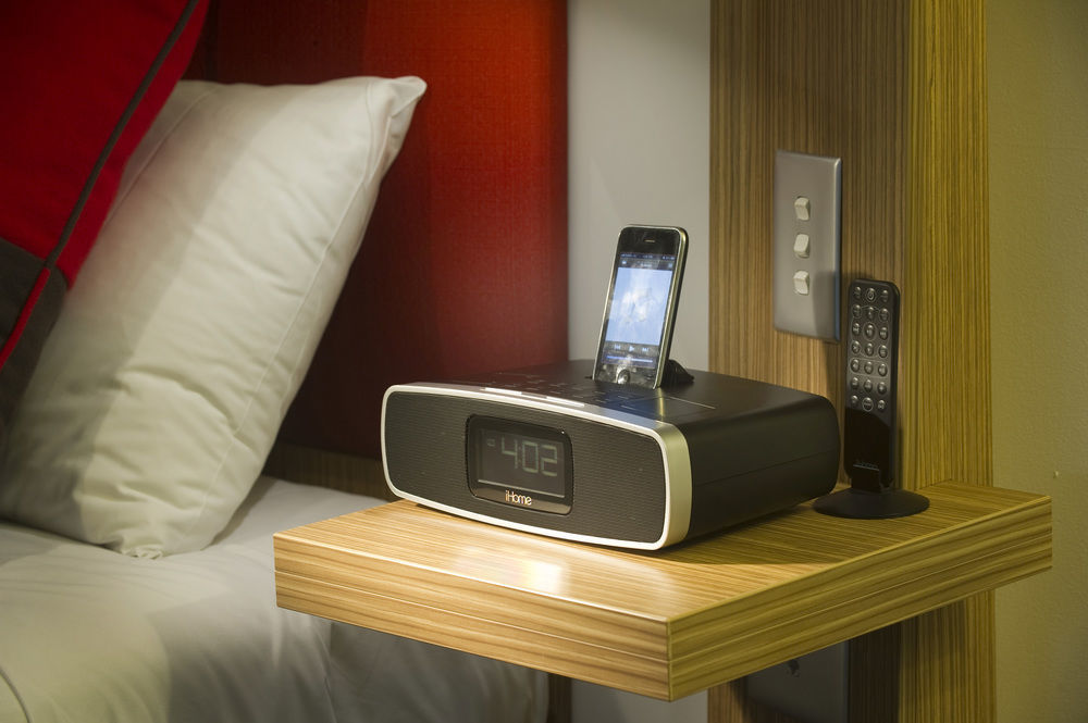 Amora Hotel בריסביין מראה חיצוני תמונה A DAB radio with a docking station for a mobile phone